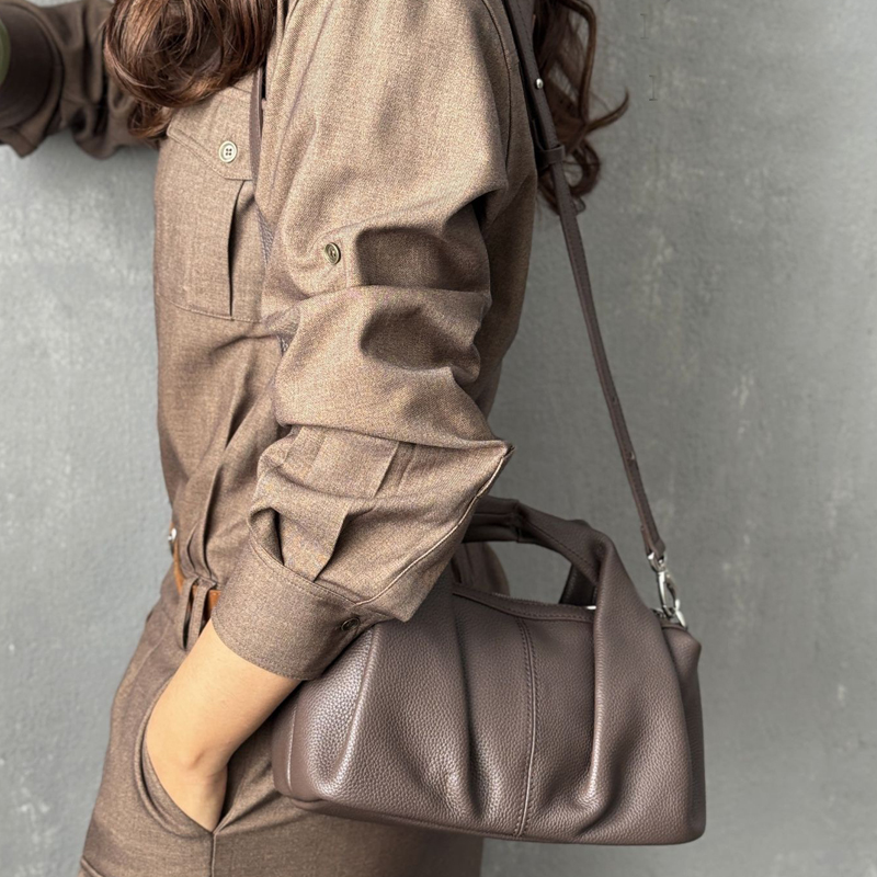 Custom Initials Leather Pillow - Interior Design Japan recension och pris